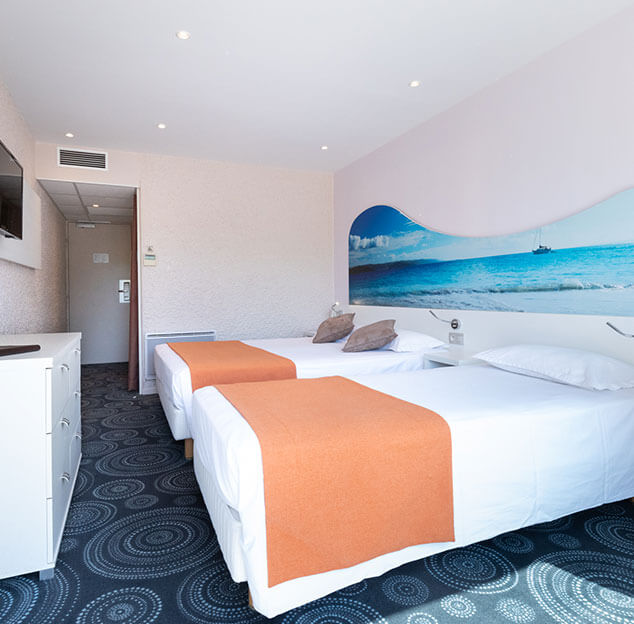 Großes Doppelbett und Einzelbett im Tribord Dreibettzimmer für drei Personen - Hotel Europe in La Grande Motte
