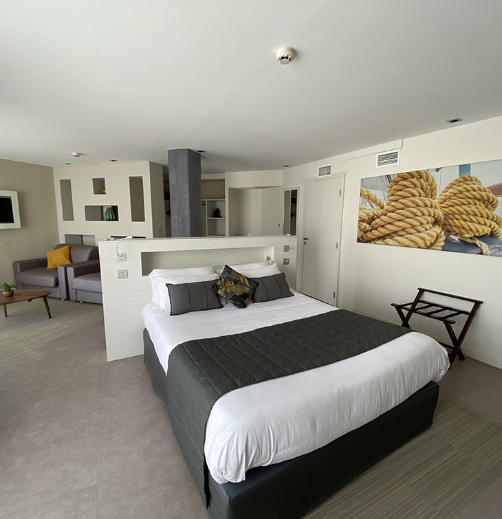 Doppelbett und Loungebereich in der Prestige Suite - Hotel Europe in Hérault