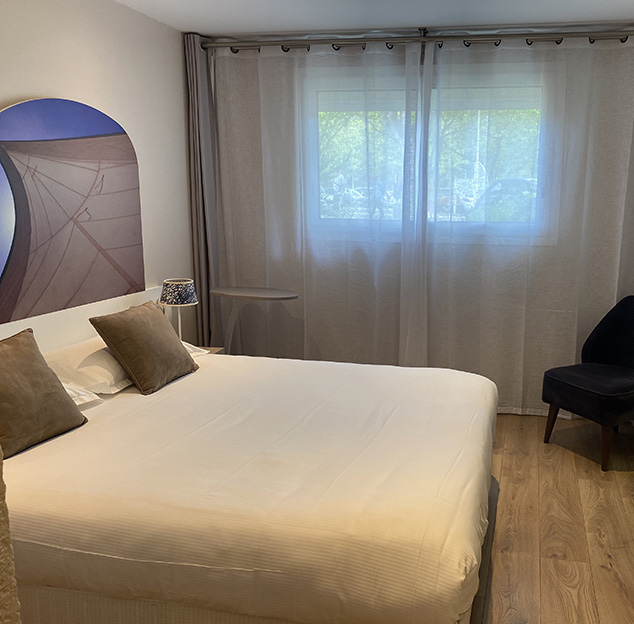 Doppelbett im Hafenzimmer des Hotels Europe in La Grande-Motte