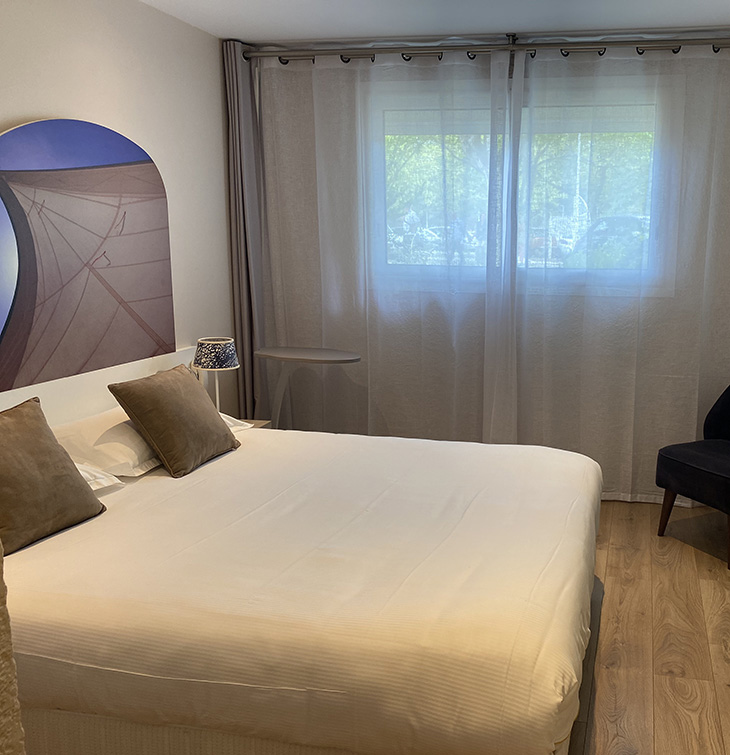 Grand lit dans la chambre Bâbord à l'hôtel Europe à La Grande-Motte