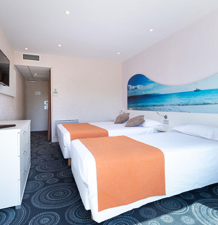 Grand lit deux places et lit une place dans la chambre Tribord triple pouvant accueillir trois personnes - Hôtel Europe à La Grande Motte