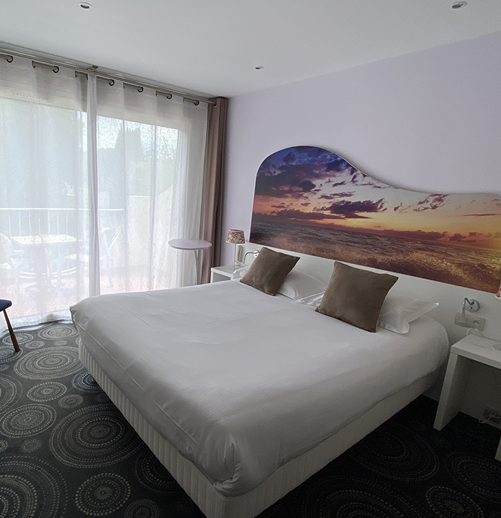 Grand lit dans la chambre Tribord à l'hôtel Europe, dans l'Hérault