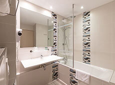 Badezimmer im Tribord Dreibettzimmer im Hotel Europe in der Nähe von Montpellier