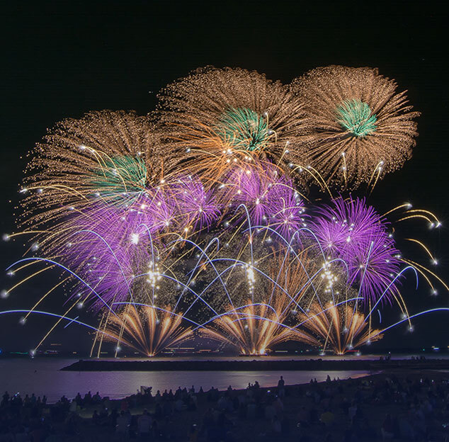 Großes Feuerwerk am Strand von La Grande Motte im Hérault