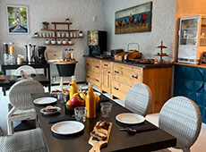 Espaces communs avec fauteuils et petites tables pour se détendre