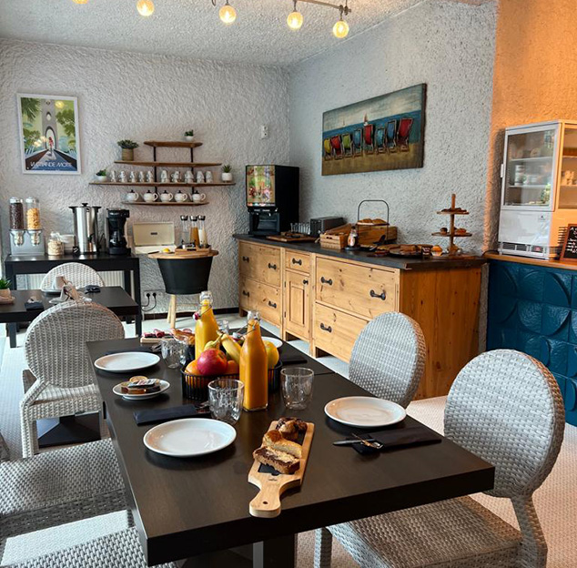 Buffet du petit déjeuner proposant des gâteaux fait-maison