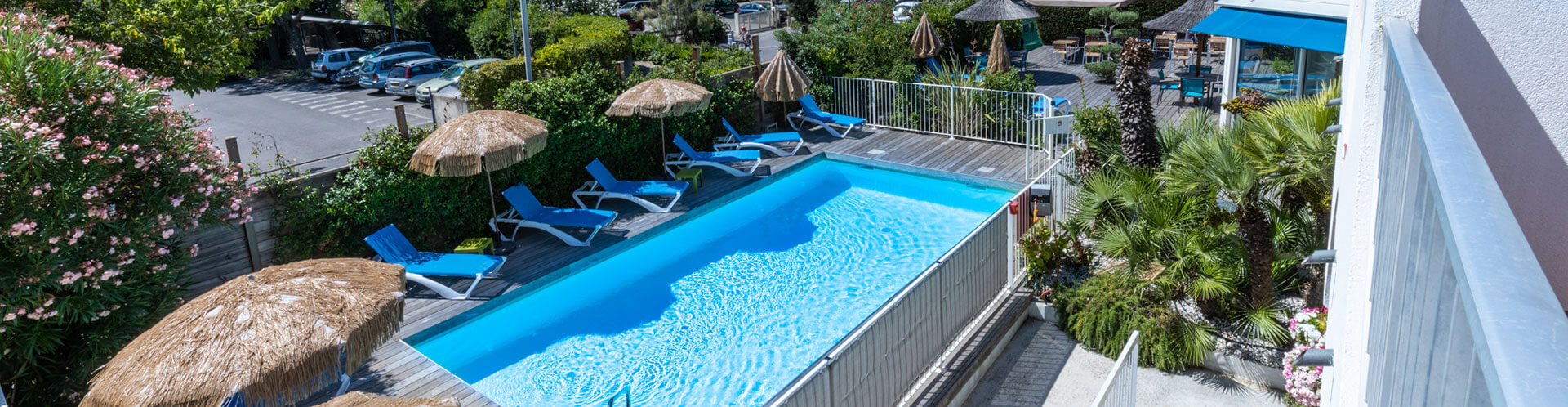 Piscine sécurisée et transats pour se reposer - Hôtel Europe