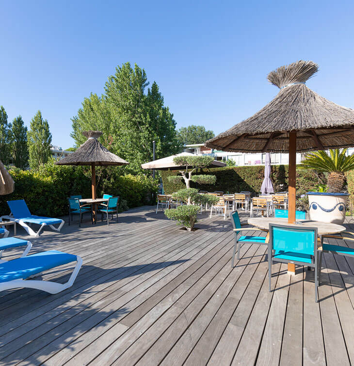 Une grande terrasse et des transats pour se reposer à l'hôtel Europe près de Montpellier
