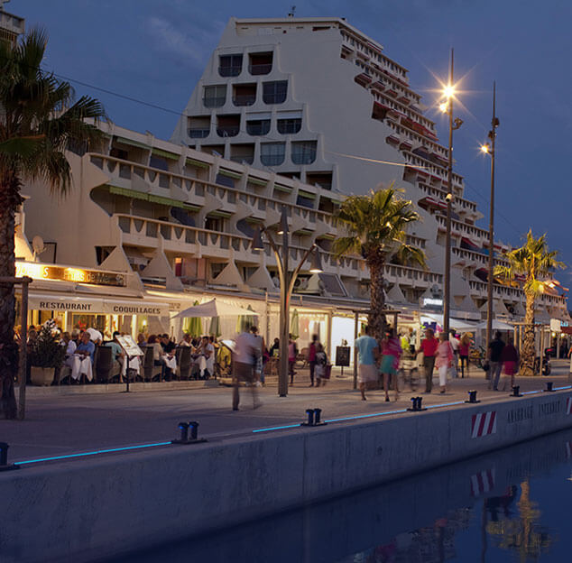 Hafen von La Grande-Motte mit seinen Geschäften und Restaurants