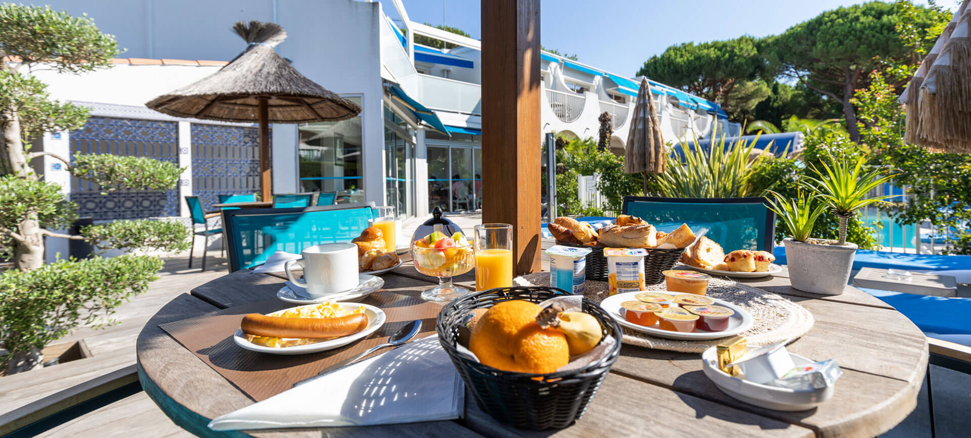 Süßes und herzhaftes Frühstück auf der Terrasse bei Montpellier