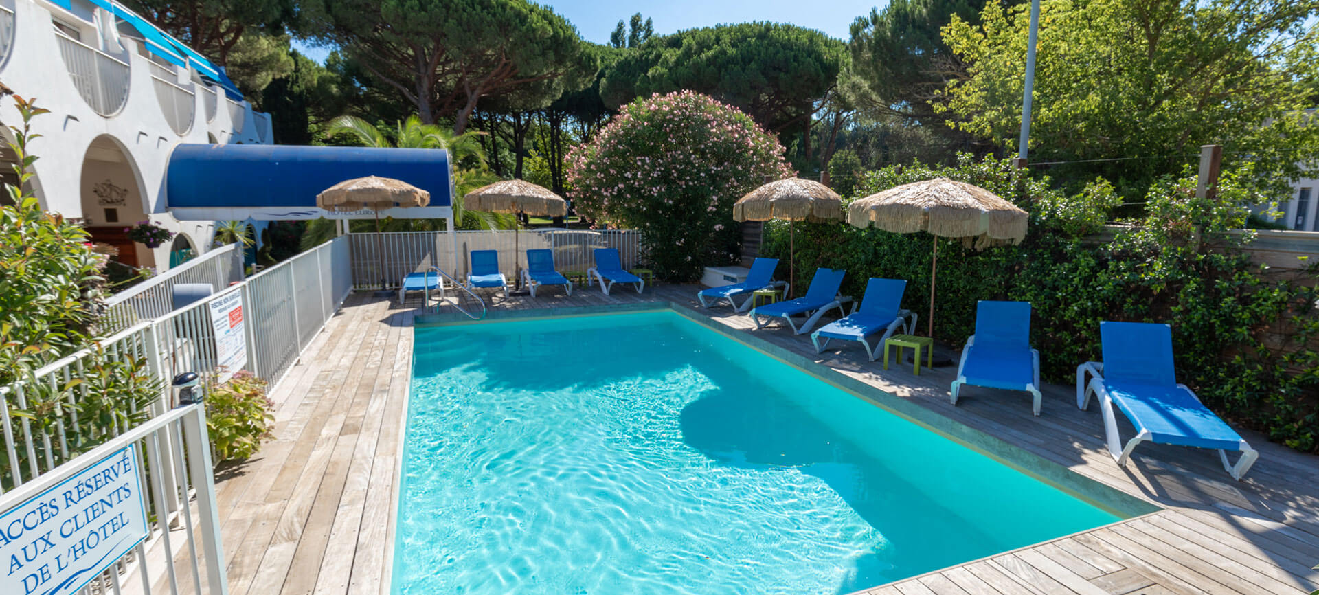 Ein großer Pool mit Liegestühlen zum Sonnenbaden im Hotel Europe im Hérault