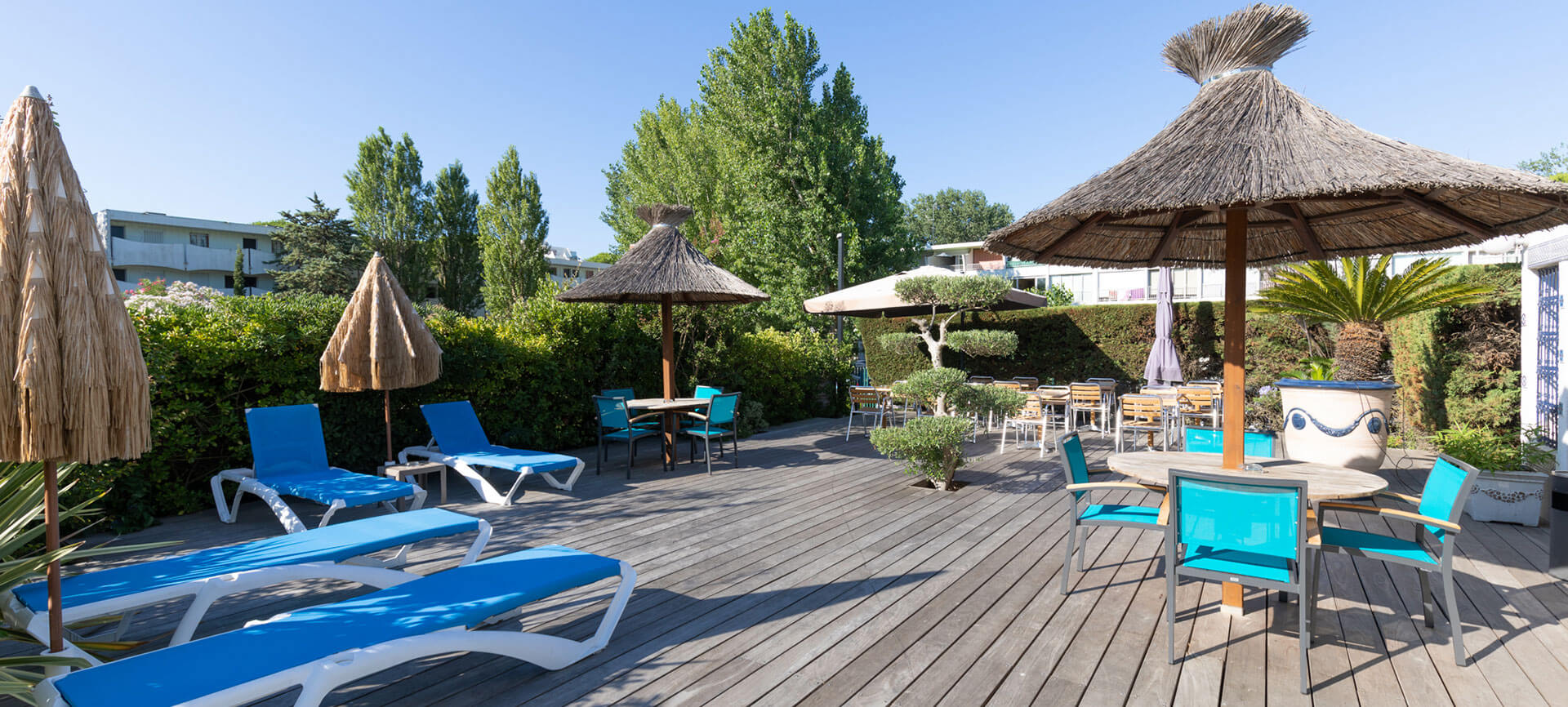 Eine große Terrasse und Liegestühle zum Entspannen im Hotel Europe in der Nähe von Montpellier