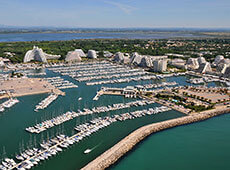 Vue aérienne du port de plaisance et des immeubles de La grande-Motte