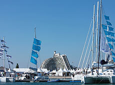 Bateaux à voile et immeuble typique de La Grande-Motte