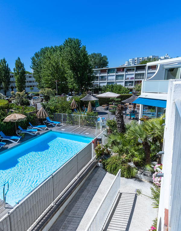 Luftaufnahme des Schwimmbades und der Terrasse mit Liegestühlen im Hotel Europe La Grande-Motte