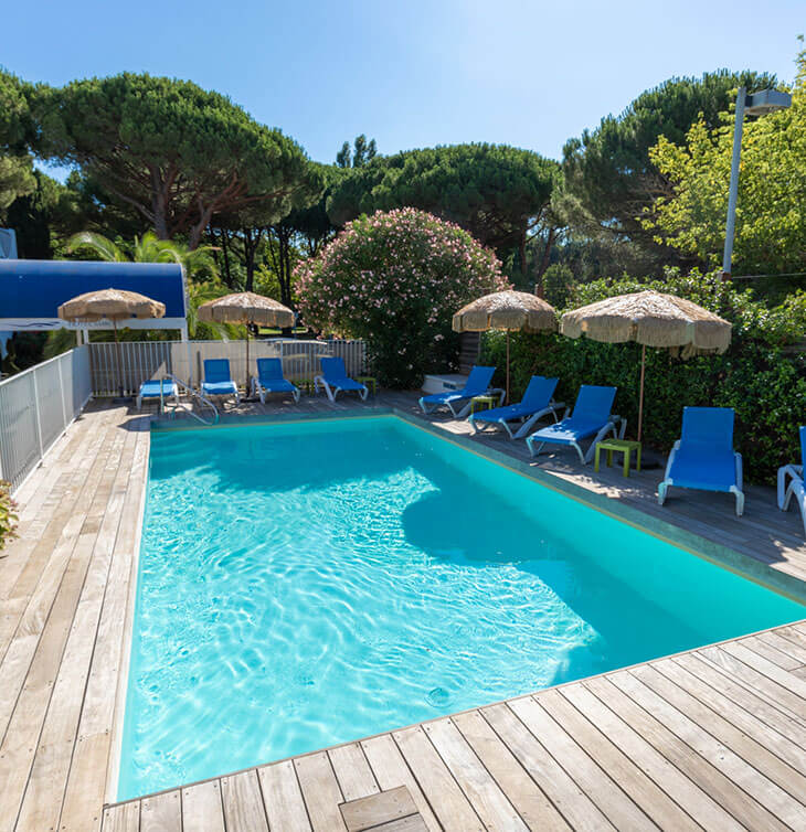 A large swimming pool with deckchairs for sunbathing at the Hotel Europe in the Hérault