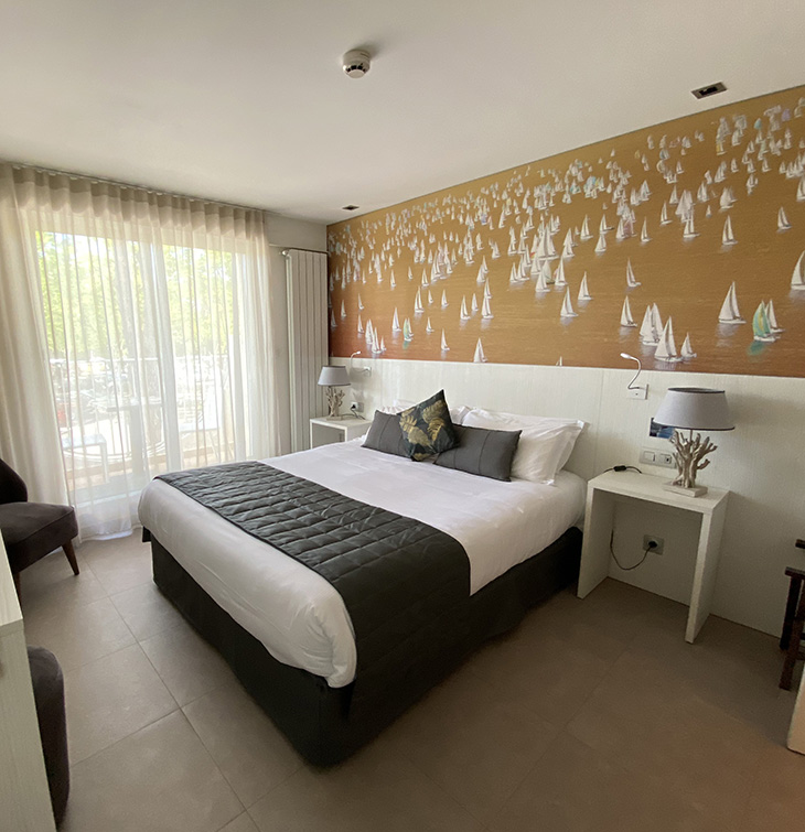 Doppelbett und Schreibtisch in der Junior Suite im Hotel Europe in der Nähe von Montpellier