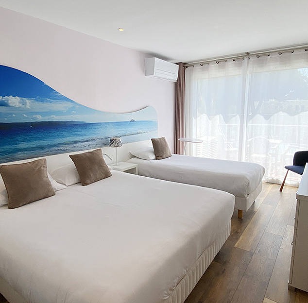 Großes Doppelbett und Einzelbett im Tribord Dreibettzimmer für drei Personen - Hotel Europe in La Grande Motte