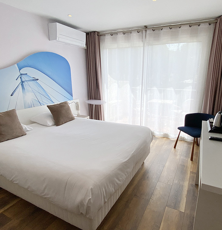 Double bed in the Tribord room at the Hotel Europe, in the Hérault